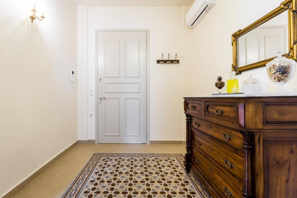 Neoclassical Apartment With 3 Bedrooms In Piraeus Pireu Exterior foto